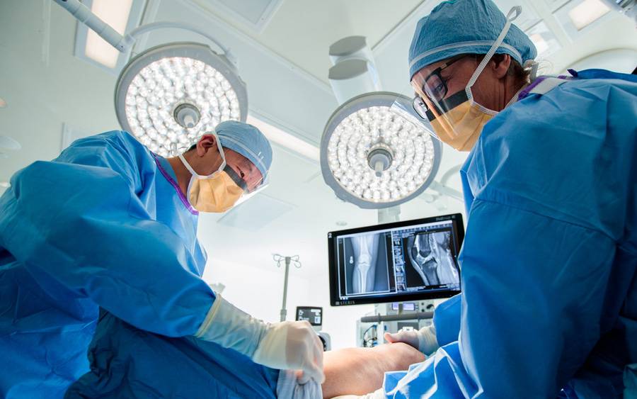 Scripps Clinic Orthopedic surgeon Tianyi (Tim) Wang, MD, (left) performs a knee procedure.