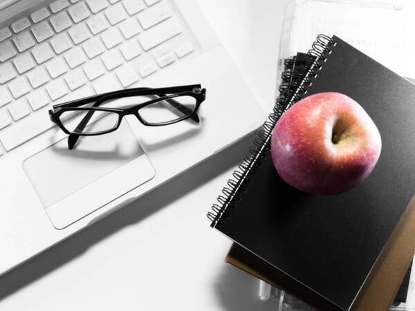 Keeping healthy snacks tucked in your office desk is always a good idea. Here are seven nutritious treats that you can eat during your busy day.