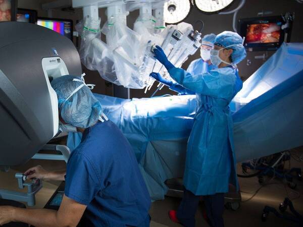 Physicians performing minimally invasive robotic surgery at Scripps.