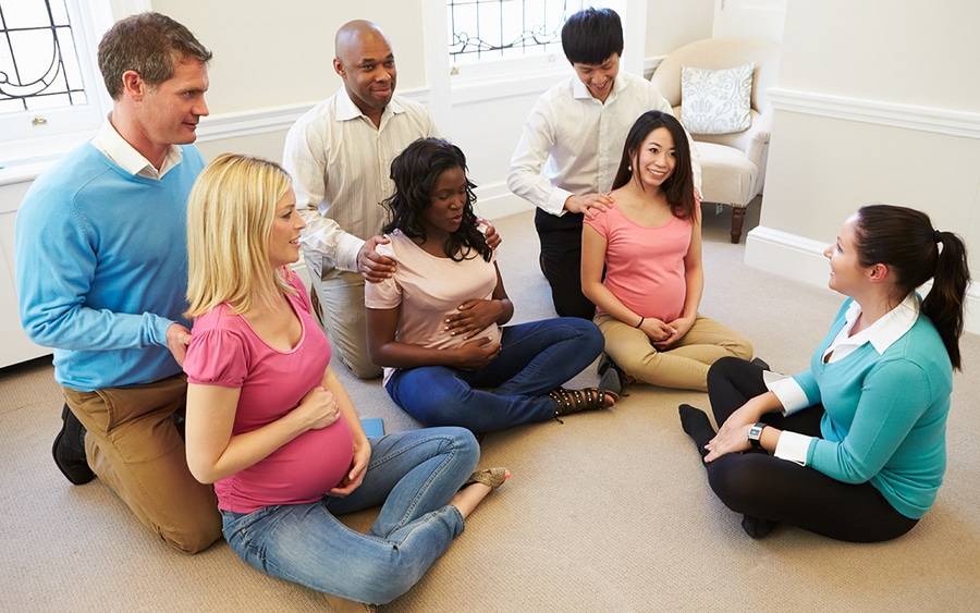 Pregnant women and partners in class