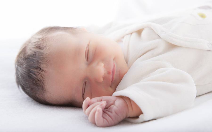 A baby sleeping, represents the importance of breastfeeding and a happy baby, topics covered in the breastfeeding class at Scripps Health.