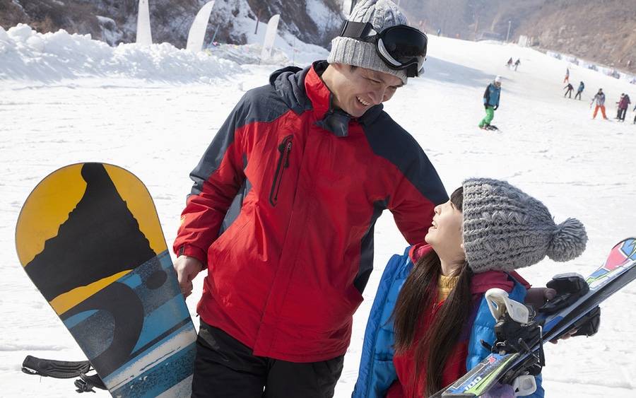 Asian father and Daughter skiing