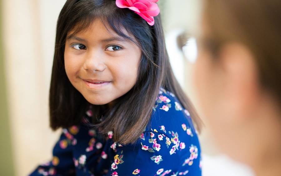 Scripps HealthExpress Oceanside provider greets little girl patient.
