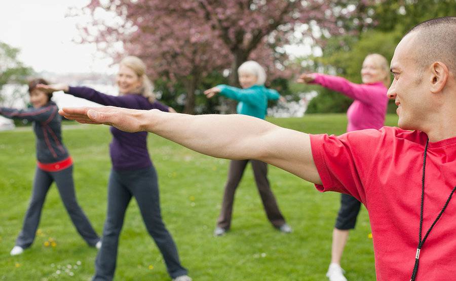 A group of people participate in an exercise class to help prevent heart disease.