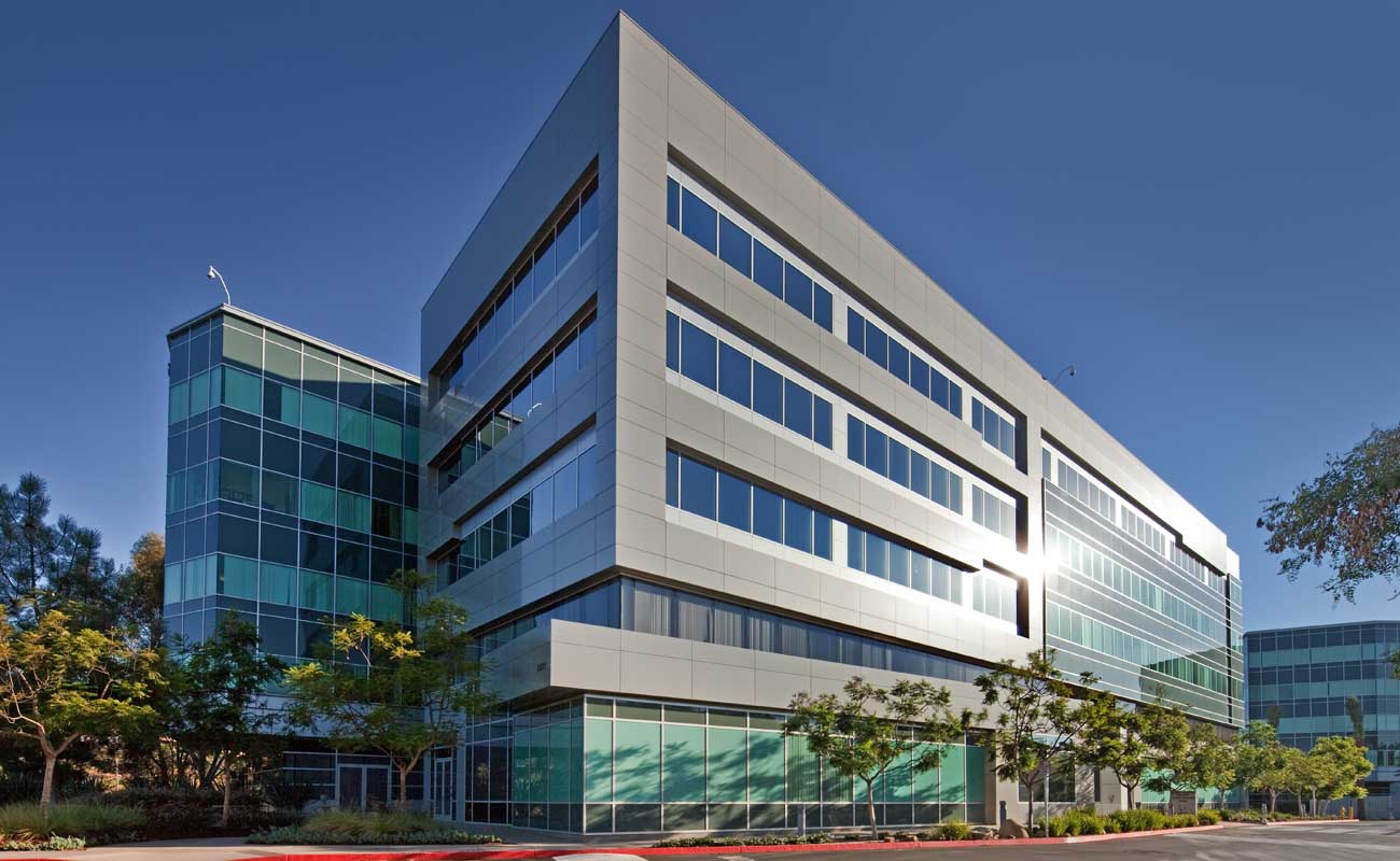 The exterior of Scripps Clinic Carmel Valley, a medical center located in San Diego on Valley Centre Drive off I-5 and Highway 56.