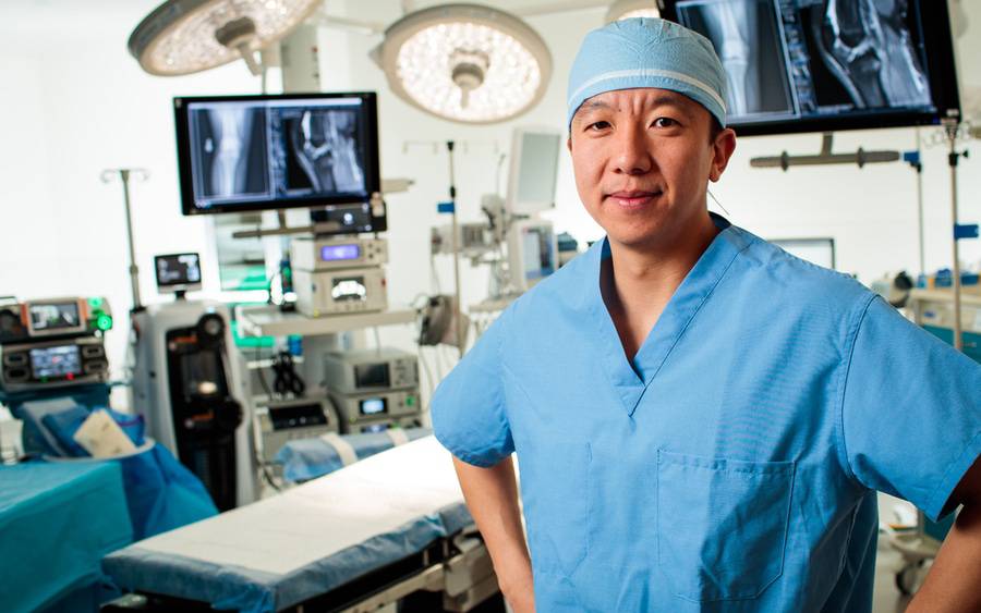 An orthopedic surgeon shows off the latest technology at Scripps.