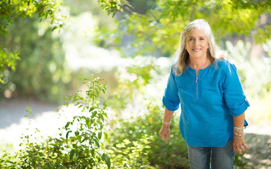 Lynn Sago enjoys a scenic walk and no longer experiences debilitating knee pain after having robotic surgery at Scripps.