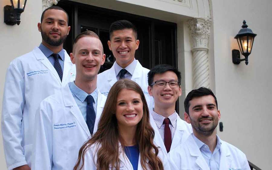 A group photo of the Scripps Mercy 2018 pharmacy residency students.