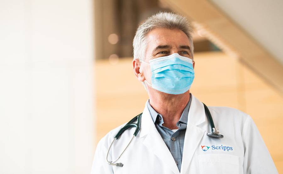 Dr. Richard Petyr, Scripps Coastal Medical Center physican in a face mask.