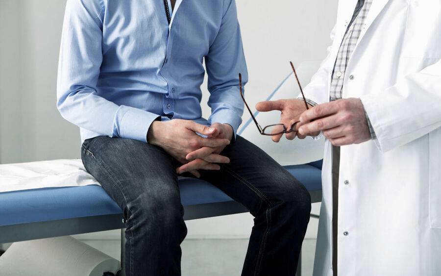 A patient and his oncologist discuss prostate cancer symptoms.