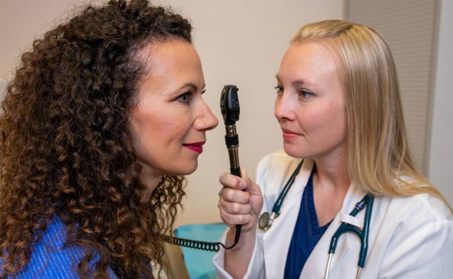 A nurse practitioner examines a patient at Scripps HealthExpress UTC, a walk-in clinic offering care for minor illnesses and injuries.