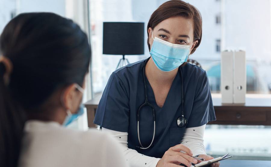 A provider at Scripps HealthExpress Liberty Station in Point Loma consulting with a patient.