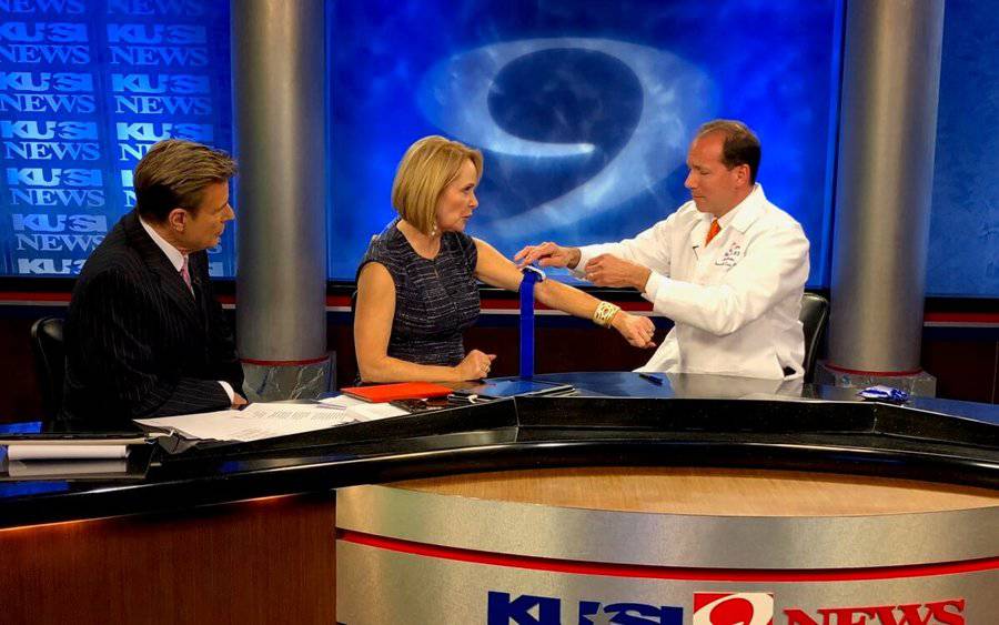 Walter Biffl, MD, demonstrates a tourniquet on KUSI News.