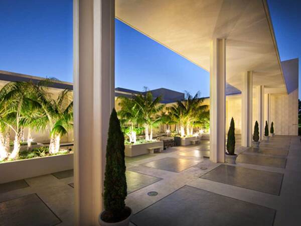 Scripps Green Hospital front entrance with palm trees
