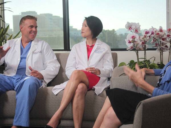 Shawn Evans, MD, emergency medicine, and Siu Ming Geary, MD, primary care, sitting with San Diego Health host Susan Taylor to discuss when to go to the emergency room, urgent care and walk-in clinic.