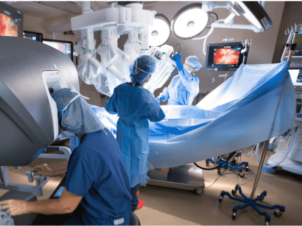 Medical staff at Scripps performing minimally invasive robotic surgery.