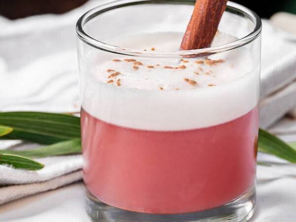 The sparkle and spice apple fizz mocktail is a non-alcoholic beverage with ingredients that include a fall syrup, lemon juice, pomegranate juice, sparking water and cinnamon sticks.