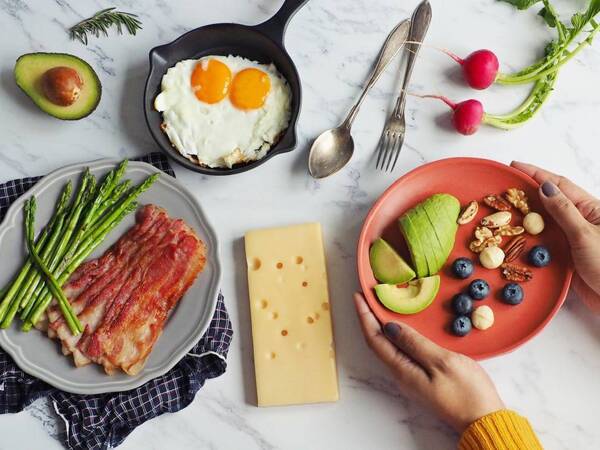 Plates of keto diet foods.