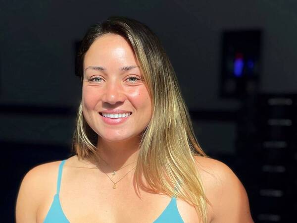 Orthopedic patient Tatum Vedder headshot. Vedder is smiling in the sun.