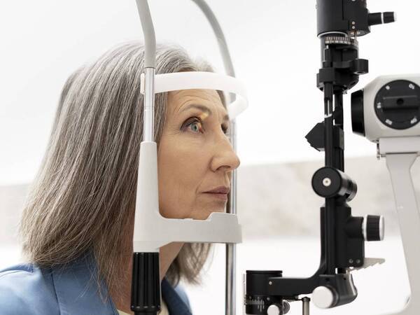 Cataracts: Causes, Symptoms and When to Consider Surgery