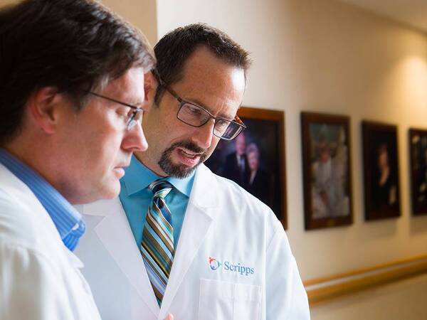 Two Scripps Health organ transplant experts having a conversation in a hallway.