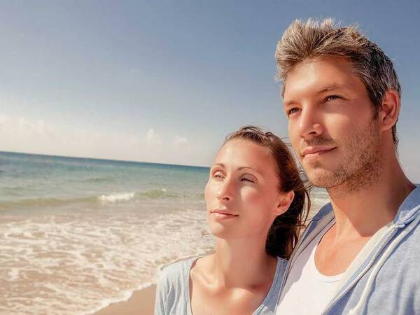 A young couple on the beach represents the full life that can be led after osteosarcoma treatment.